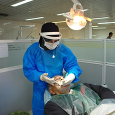 متخصص دندانپزشک در حال معاینه بیمار در کلینیک دندانپزشکی کیمیا